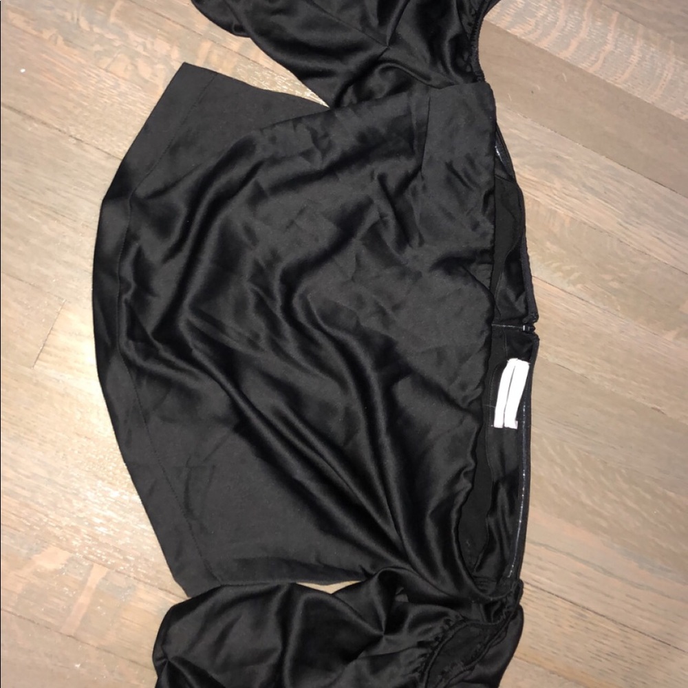 BLACK SILK OFF CHOULDER URBAN OUTIFTTERS TOP M
